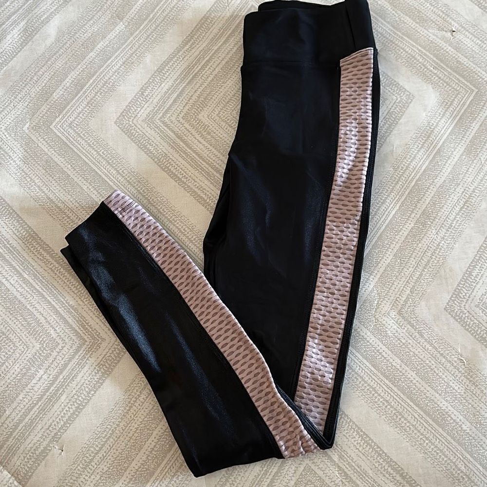 KORAL Black Women’s Leggings side stripe in a textured light pink color Size XS